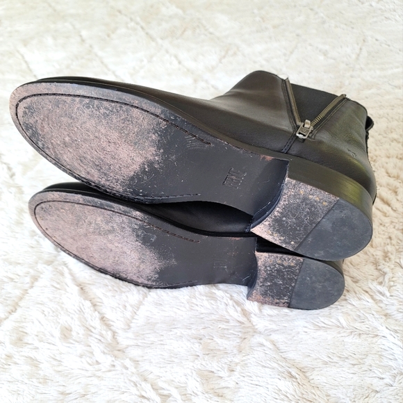 Frye Carly Zip Chelsea Boots. Women's 8.5. Black - Picture 10 of 10